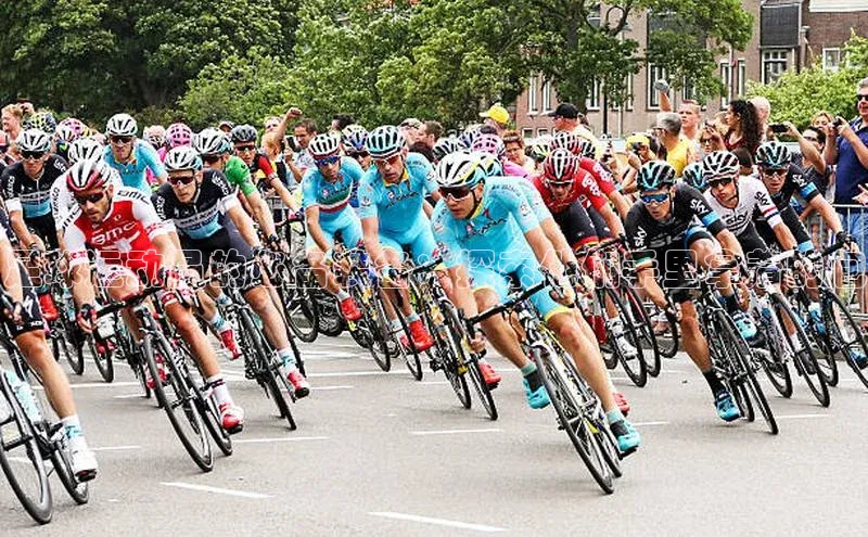 非凡体育app宇信科技足球运动员的必备装备：探索他们手里拿着的包